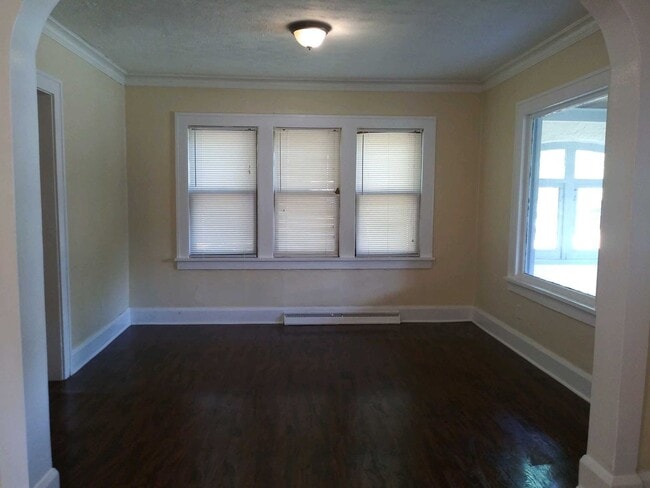 Building Photo - Fenced Yard. 2 bed home