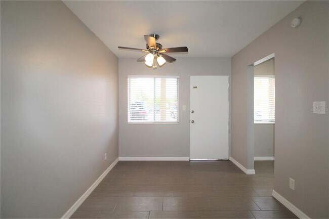 Building Photo - 3001 Bee Ridge Rd