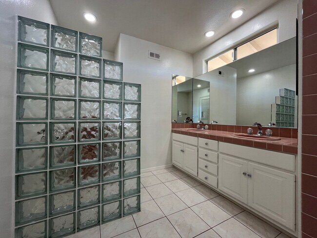 Building Photo - MOUNTAIN VIEWS!! Newbury Park 4+2.5 w/family rm, 2 fireplaces, cul-de-sac!