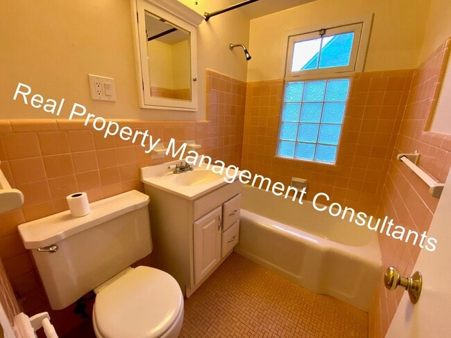Building Photo - Unique 4-Bed Prairie Village Home