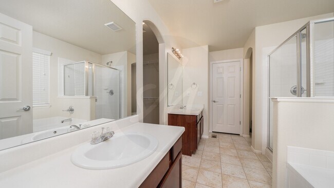 Building Photo - End-unit townhome in Soaring Eagles