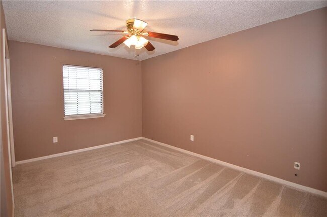 Building Photo - 8912 Circle Dr
