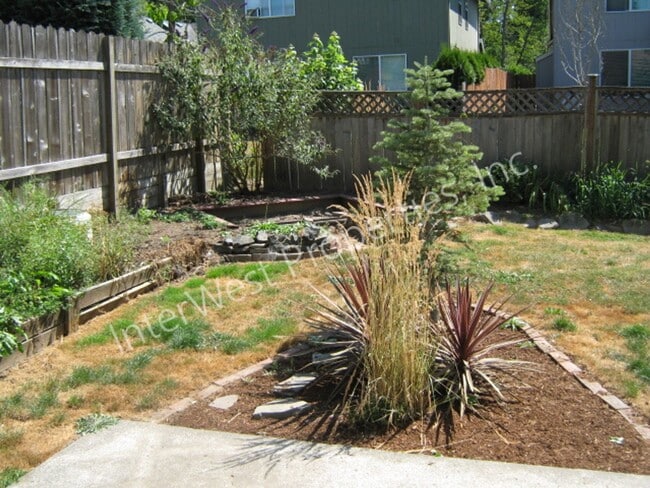 Building Photo - Ranch Style 3 Bedroom Gresham Home with 2 Car Garage, Gas Fireplace, & Yard!