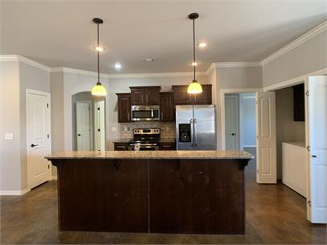 Building Photo - Fabulously Cozy Home