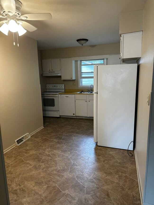 Building Photo - 1837-1837 Post Rd