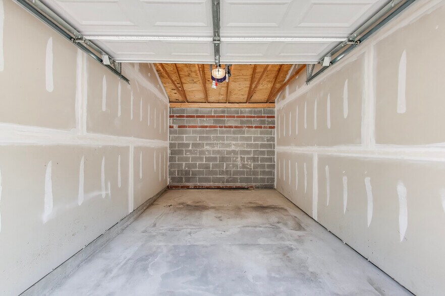 Building Photo - 16671 Liberty Cir