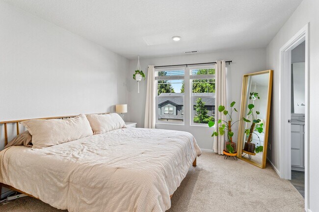 Building Photo - 3BD 2.5BA + Townhouse w/2-Car Garage + AC