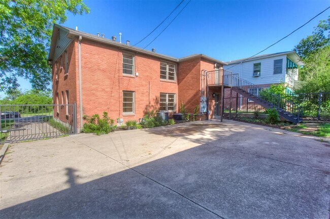Building Photo - 2105 Rockridge Terrace