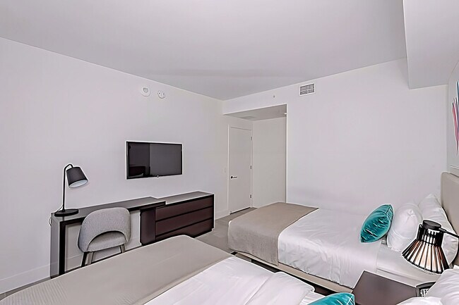 Building Photo - 4010 S Ocean Dr