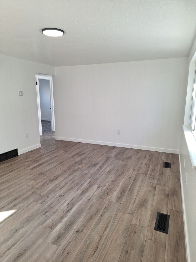 Building Photo - Roy 4-plex 2002