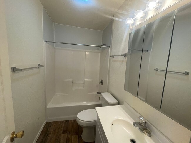 Building Photo - 2 bedroom / 1 bath, W/D connections