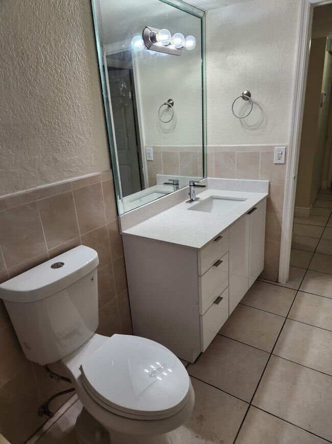 Building Photo - 9950 N Kendall Dr