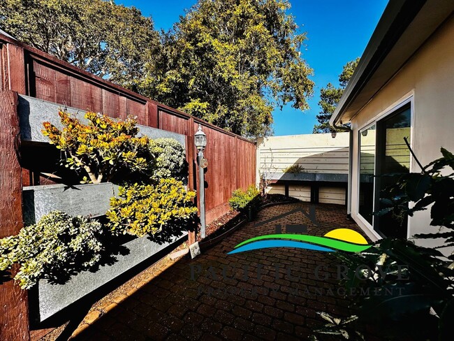 Building Photo - Charming Fully Furnished Updated Two-Bedroom in Pacific Grove!