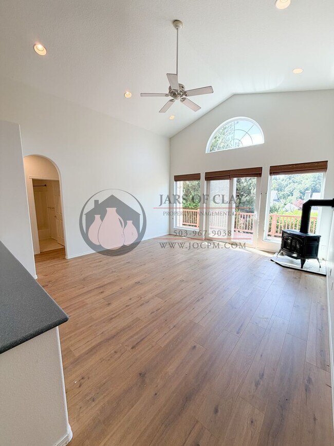 Building Photo - South Salem Single-Level Near Creekside Golf Club!