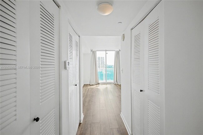 Building Photo - 2101 Brickell Ave