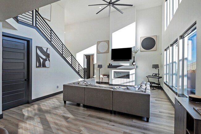 Building Photo - 423 W Red Wolf Dr