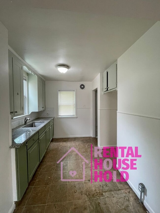Building Photo - ~ 3 BEDROOM | 1 BATH | FREE PRE SCREEN