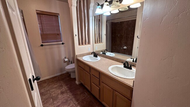 Building Photo - Beautiful 3 Bedroom 2 Bathroom with Low Ma...
