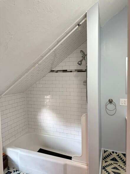 Building Photo - 461 Aiken Ave