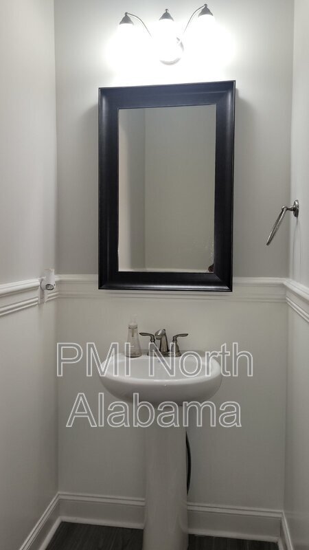Building Photo - 130 Creekmound Dr