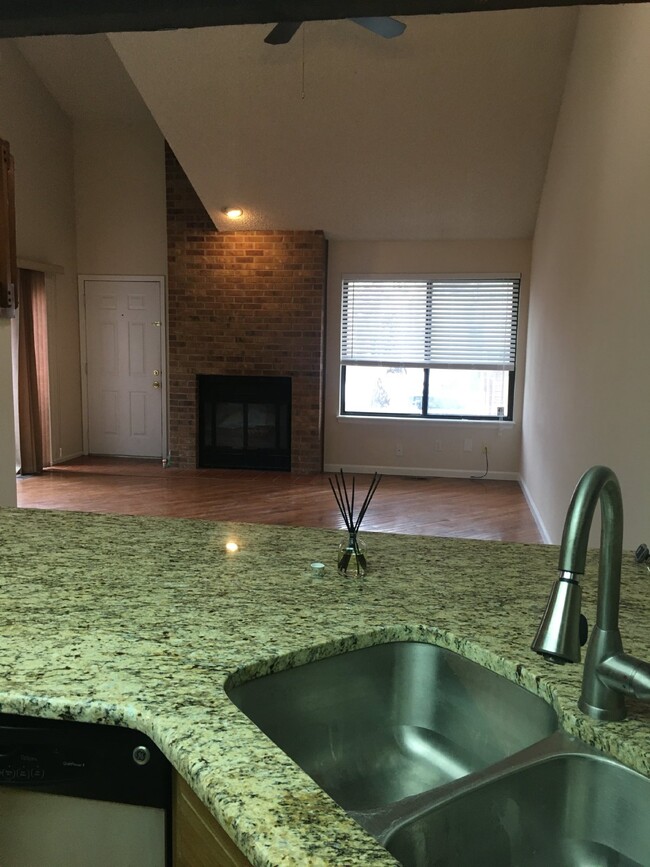 Building Photo - Spacious Townhouse For Rent