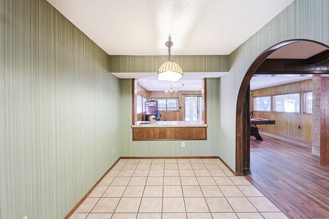 Building Photo - Spacious 3/2/2 near McCullough Park