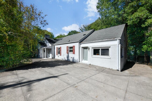 Building Photo - 1802 W Friendly Ave