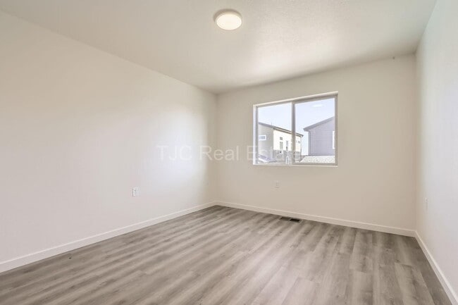 Building Photo - 10371 E 62nd Pl