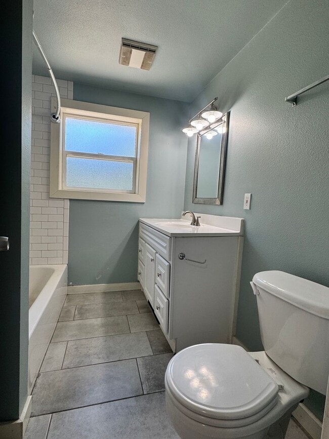 Building Photo - 3 bedroom 1 bathroom remodeled home, w/d h...