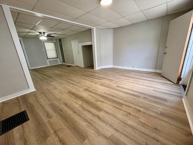 Building Photo - 2 Bedroom 1.5 Bathroom w/Bonus Room in York!