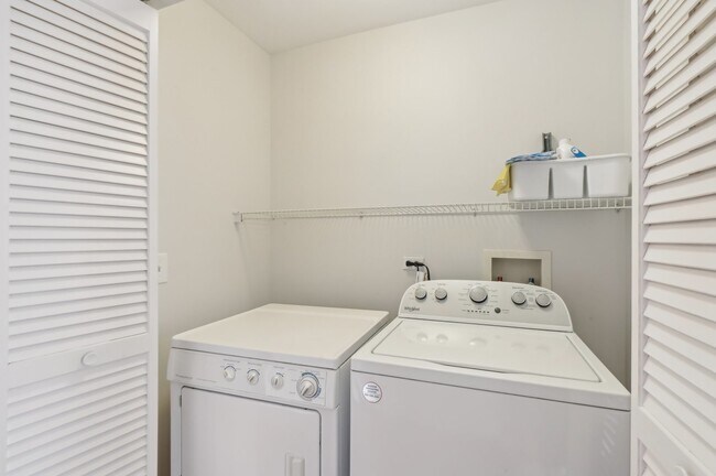 Building Photo - 2333 Summerlin Dr