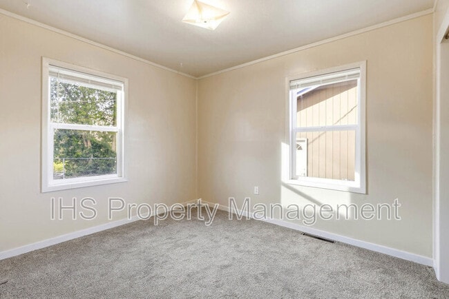 Building Photo - 1107 Thayer Dr