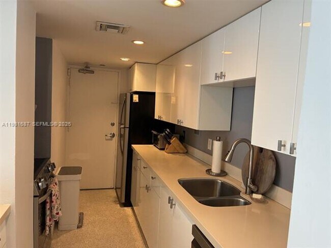 Building Photo - 1000 West Ave