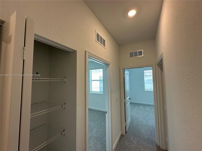 Building Photo - 402 SE Crossoak Ln