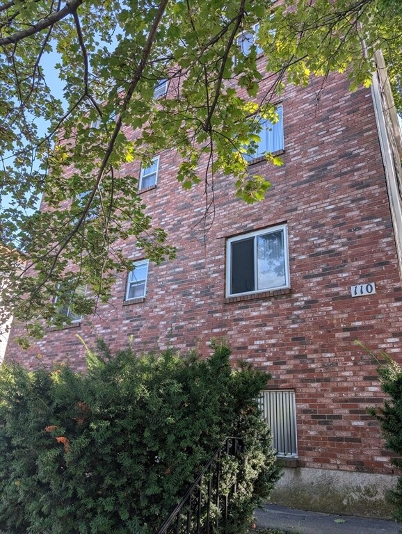 Building Photo - 110 Pearl St