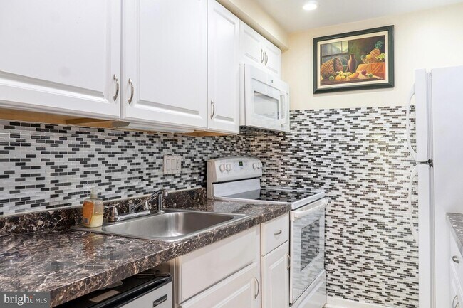 Building Photo - 9804 Hellingly Pl