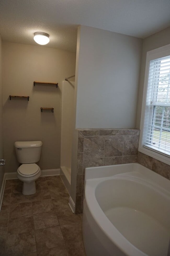 Building Photo - 3 Bedroom 2.5 Bathroom home located in Rogers Farm in Hubert!