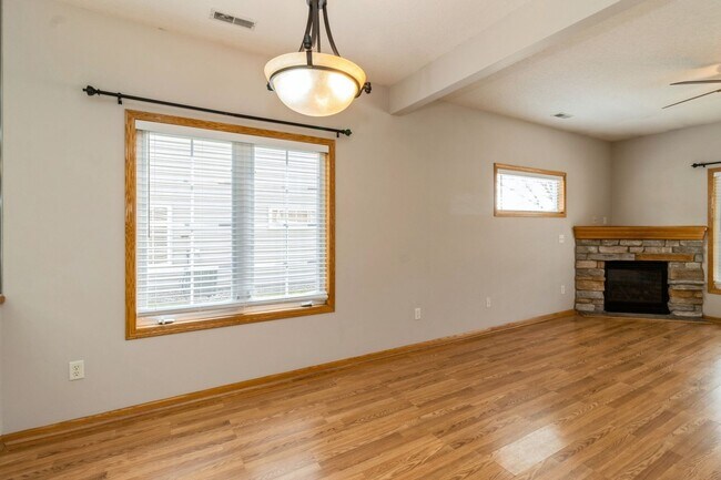 Building Photo - UPDATED TOWNHOME!! 2 Bed, 2.5 Bath Townhome in Ankeny