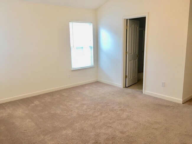 Building Photo - 126 Clusters Cir