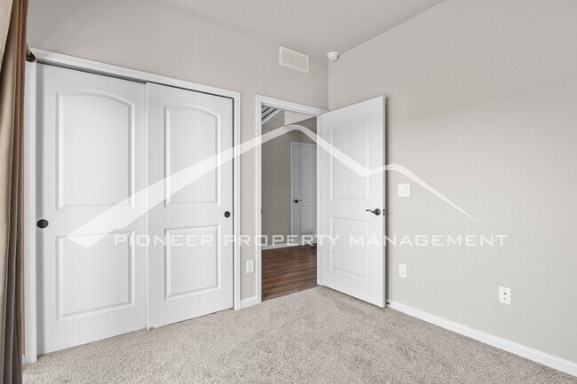 Building Photo - Contemporary Townhome in the Vibrant Interquest Low Maintenance Community with 2 car garage, Wash...