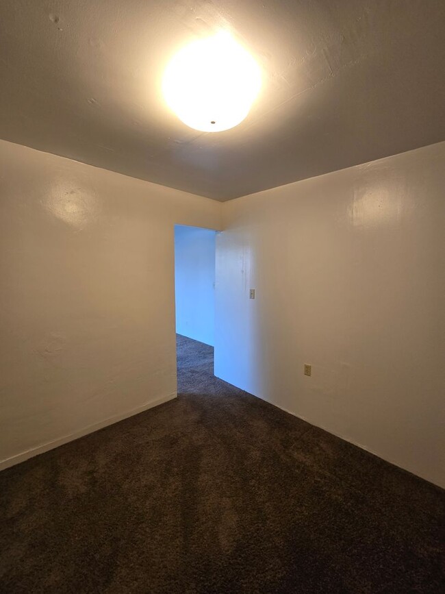 Building Photo - Cozy Single Level 2 Bed, 1 Bath Home close...