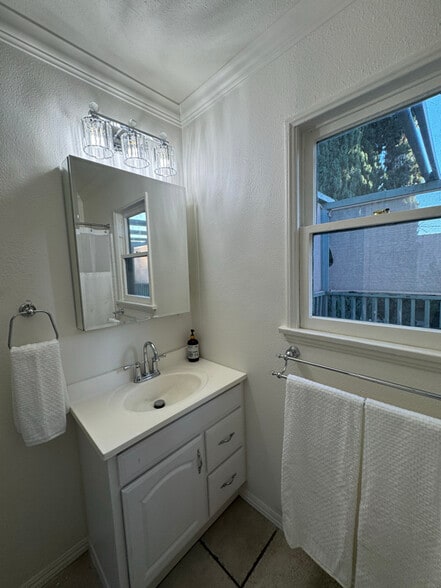 Building Photo - 1706 W Commonwealth Ave