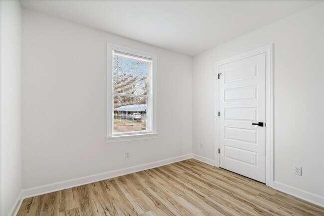 Building Photo - 3717 E Mallory Ave
