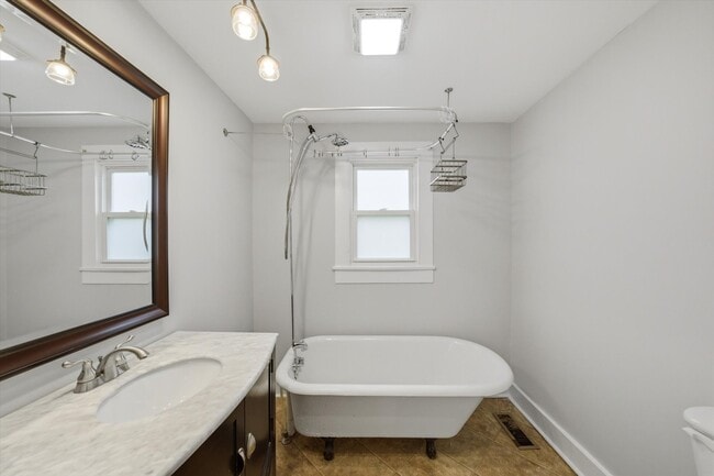 Building Photo - 401 E Oak Hill Ave