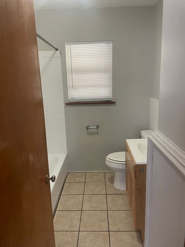 Building Photo - 4 Bedroom House