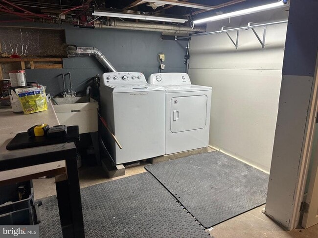 Building Photo - 204 Rosemary Ave