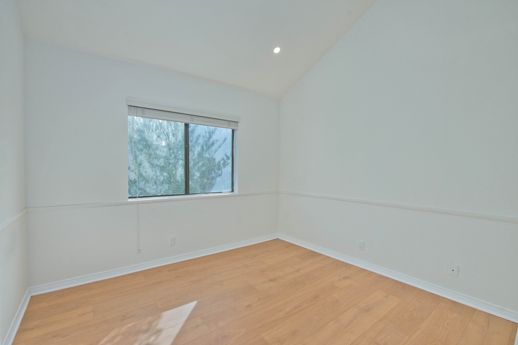Building Photo - 5757 Owensmouth Ave
