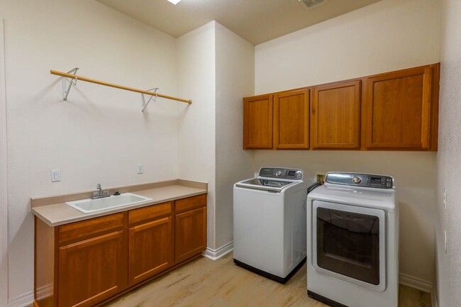 Building Photo - Stunning 6 Bedroom Home With Casita Pool H...