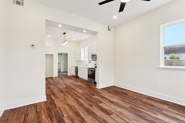 Building Photo - 1729 Touro St