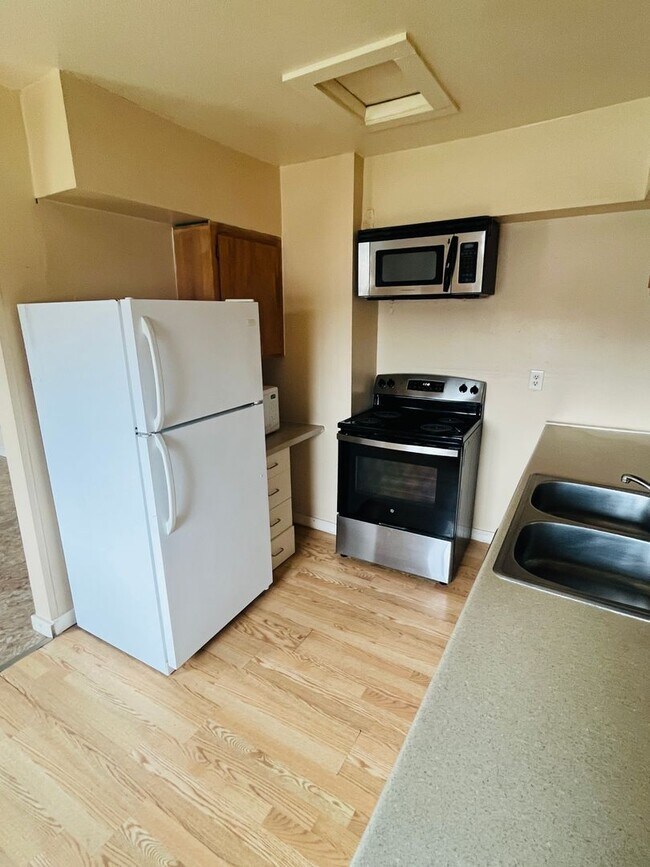 Building Photo - 4 bedroom 2 bathroom house (2 bedrooms non...